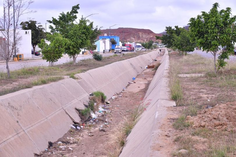 *Iluminación, topes en calles y avenidas y un cruce peatonal se requieren para m *Iluminación, topes en calles y avenidas y un cruce peatonal se requieren para m