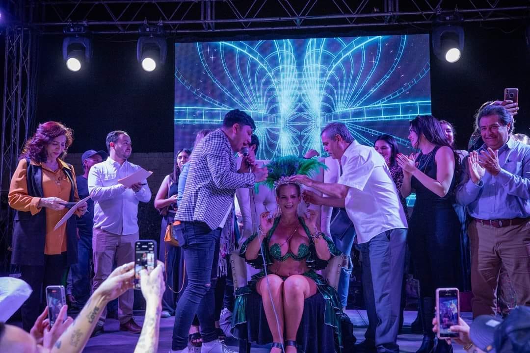 La artista cubana Niurka Marcos recibió la corona de Madrina del Desfile del Car