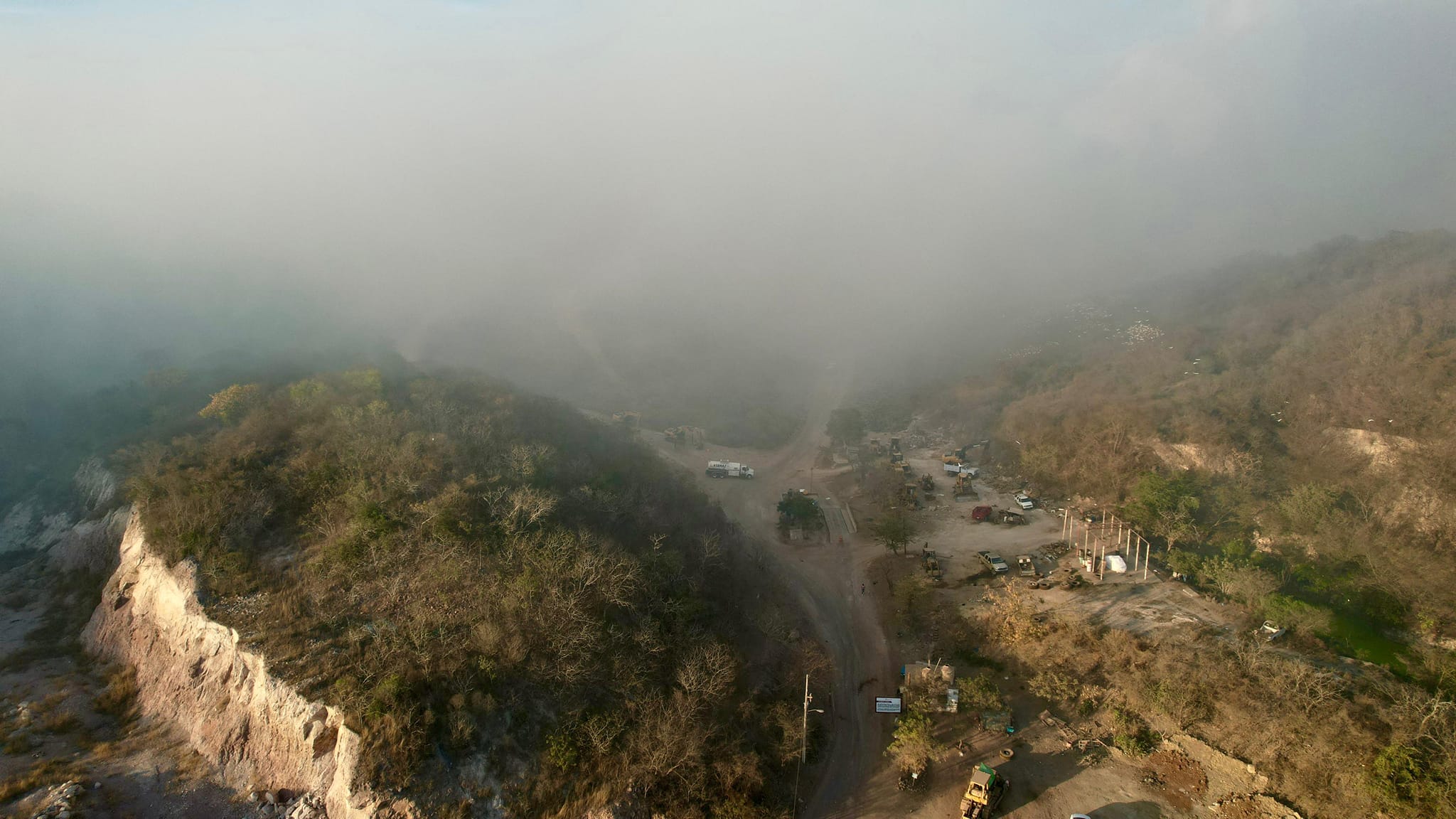 *Trabajan cuerpos de auxilio en control de incendio de basurón municipal.*