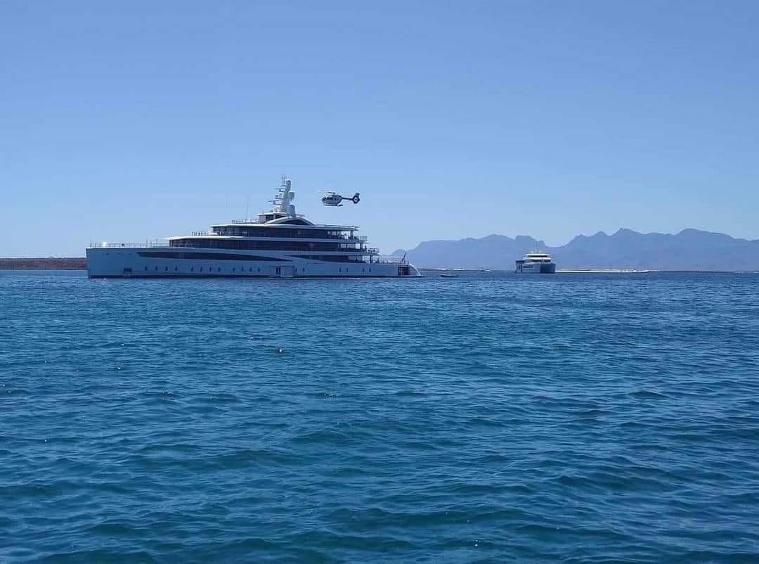 𝗕𝗜𝗟𝗟 𝗚𝗔𝗧𝗘𝗦 𝗩𝗔𝗖𝗔𝗖𝗜𝗢𝗡𝗔 𝗗𝗘 𝗦𝗘𝗠𝗔𝗡𝗔 𝗦𝗔𝗡𝗧𝗔 𝗘𝗡 𝗟𝗢𝗥𝗘𝗧𝗢, 𝗕𝗖𝗦 El magnate propietario de Mi