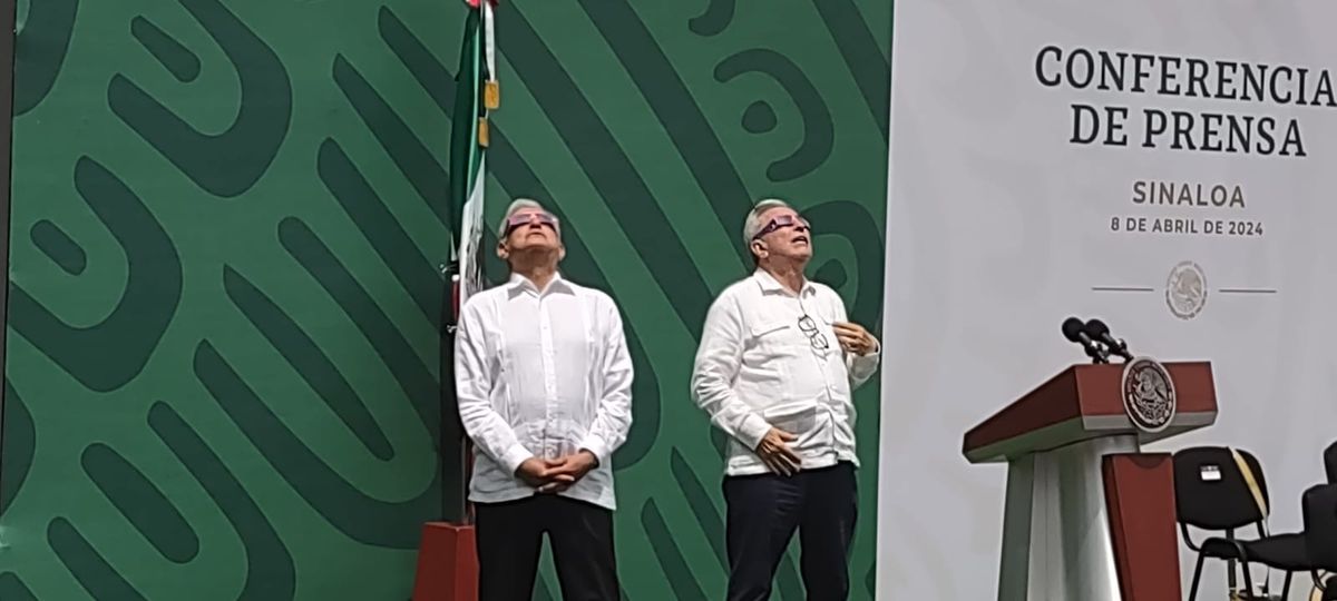 AMLO y Rocha observan el eclipse solar desde Mazatlán