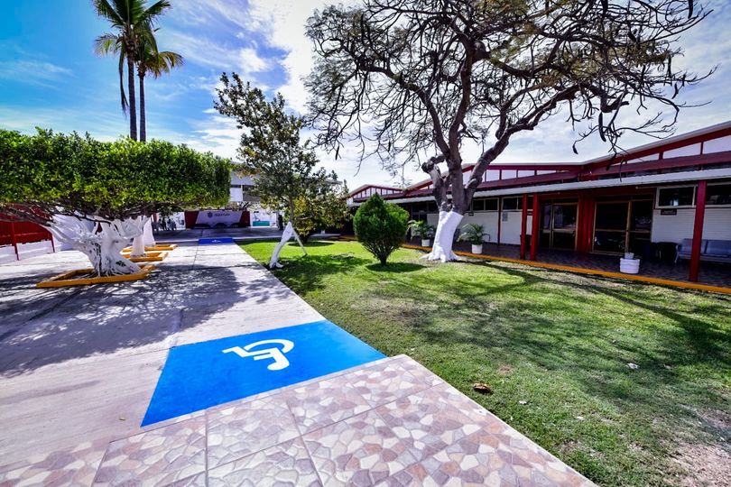 *Alcalde visita el CECATI 26 en el marco de la celebración del Lunes Cívico.*