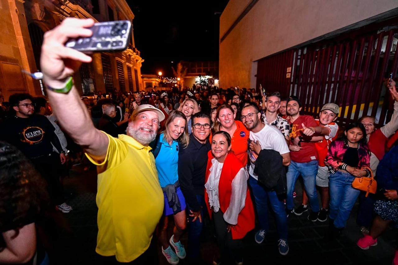 *Astrónomos se van de rumba por las calles del Centro Histórico*