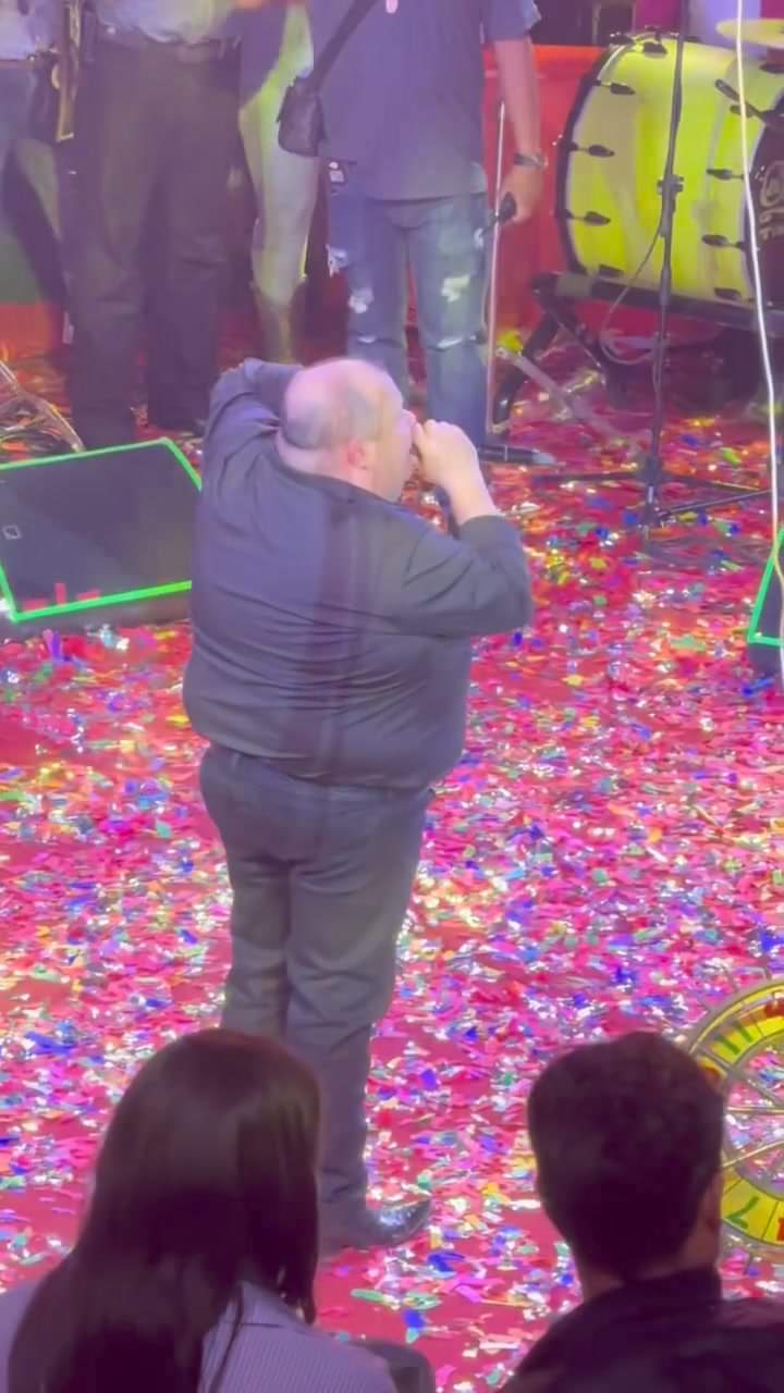 El Coyote se enoja y despide a sus músicos en plena actuación.