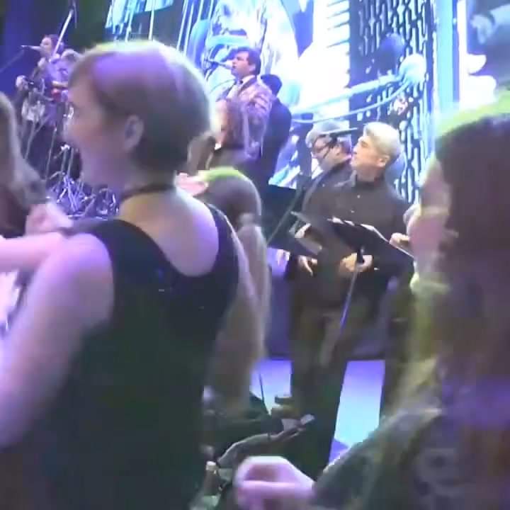 En medio de un concuerdo de música Clásica con la sinfónica de Madrid, se les oc