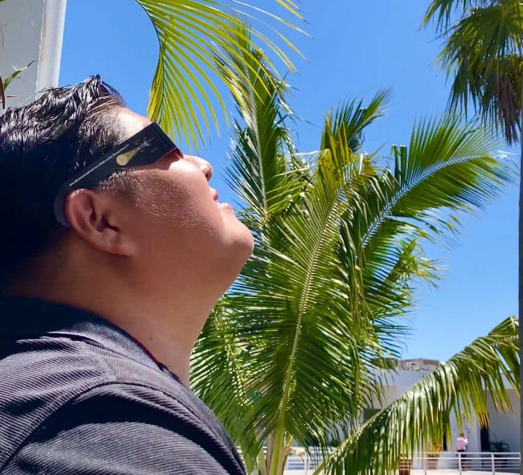 *Invita científico de la NASA a observar el eclipse de manera segura.*