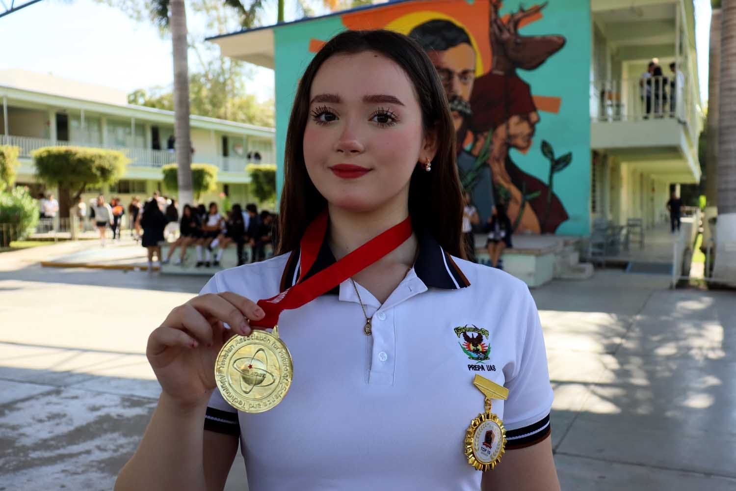 Kendra Verduzco, alumna de bachillerato de la Nueva Universidad, gana medalla de