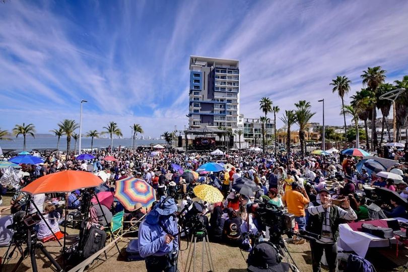 *Más de 200 mil personas se dieron cita en el malecón de Mazatlán para apreciar