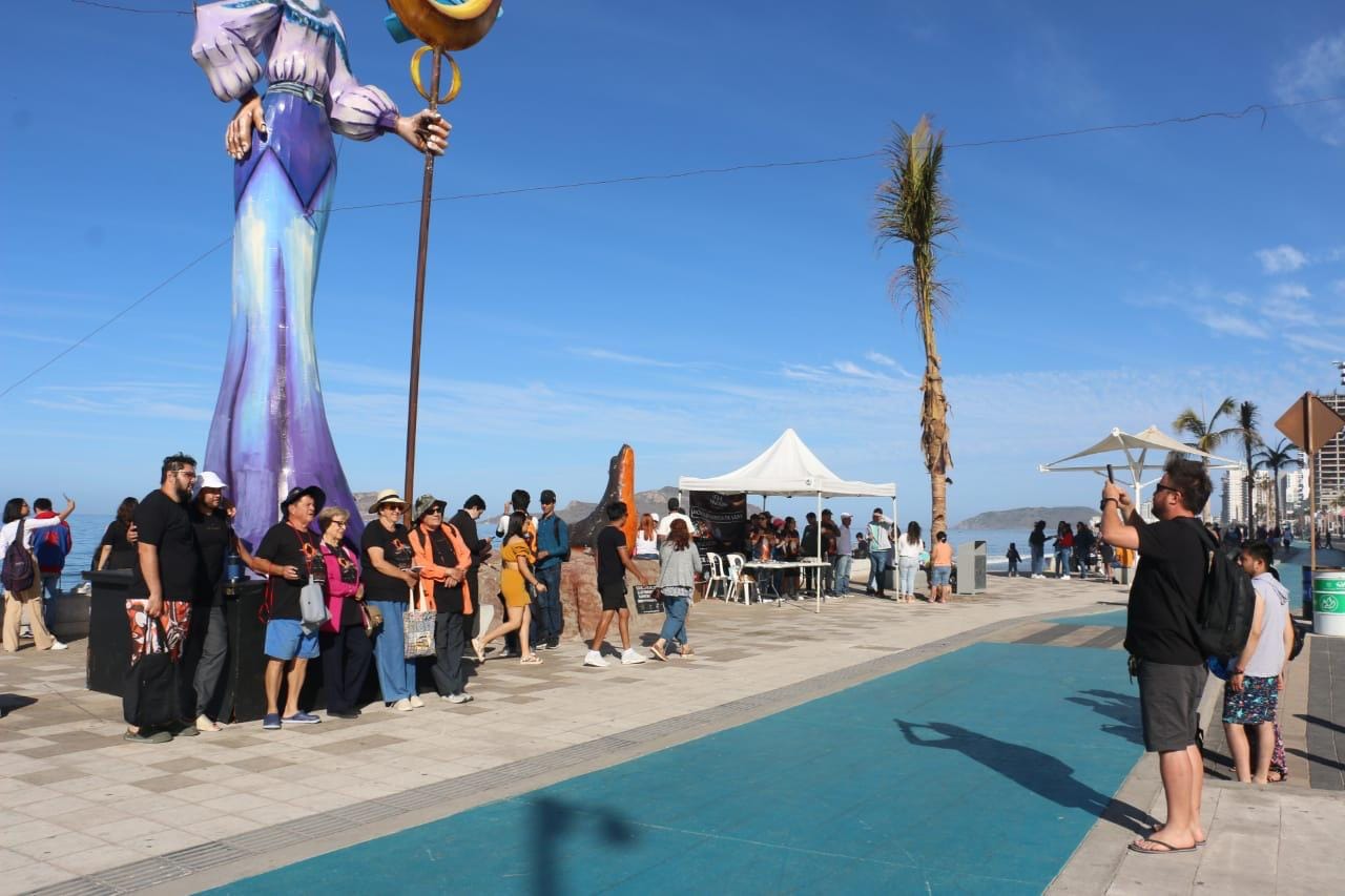 *Miles de personas abarrotan la Avenida del Mar para presenciar el “Eclipse Tota