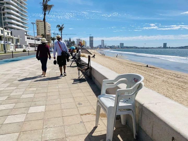 Ya se encuentra gente apartando lugar  en el malecón de Mazatlán para ver  el ec