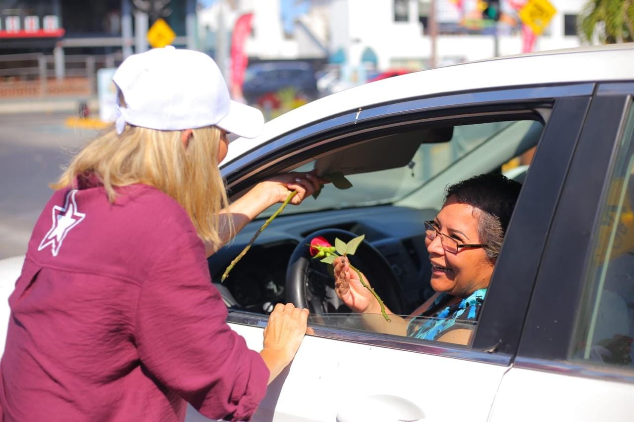 *Estrella Palacios felicita a las mamás y les regala rosas rojas*