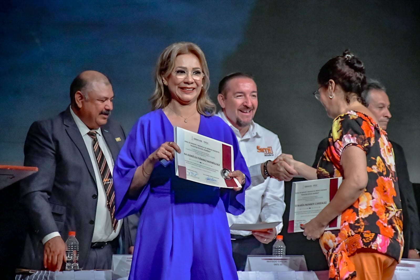 *Reciben la Medalla al Mérito “Rafael Ramírez” 66 docentes por 28 y 30 años de s *Reciben la Medalla al Mérito “Rafael Ramírez” 66 docentes por 28 y 30 años de s