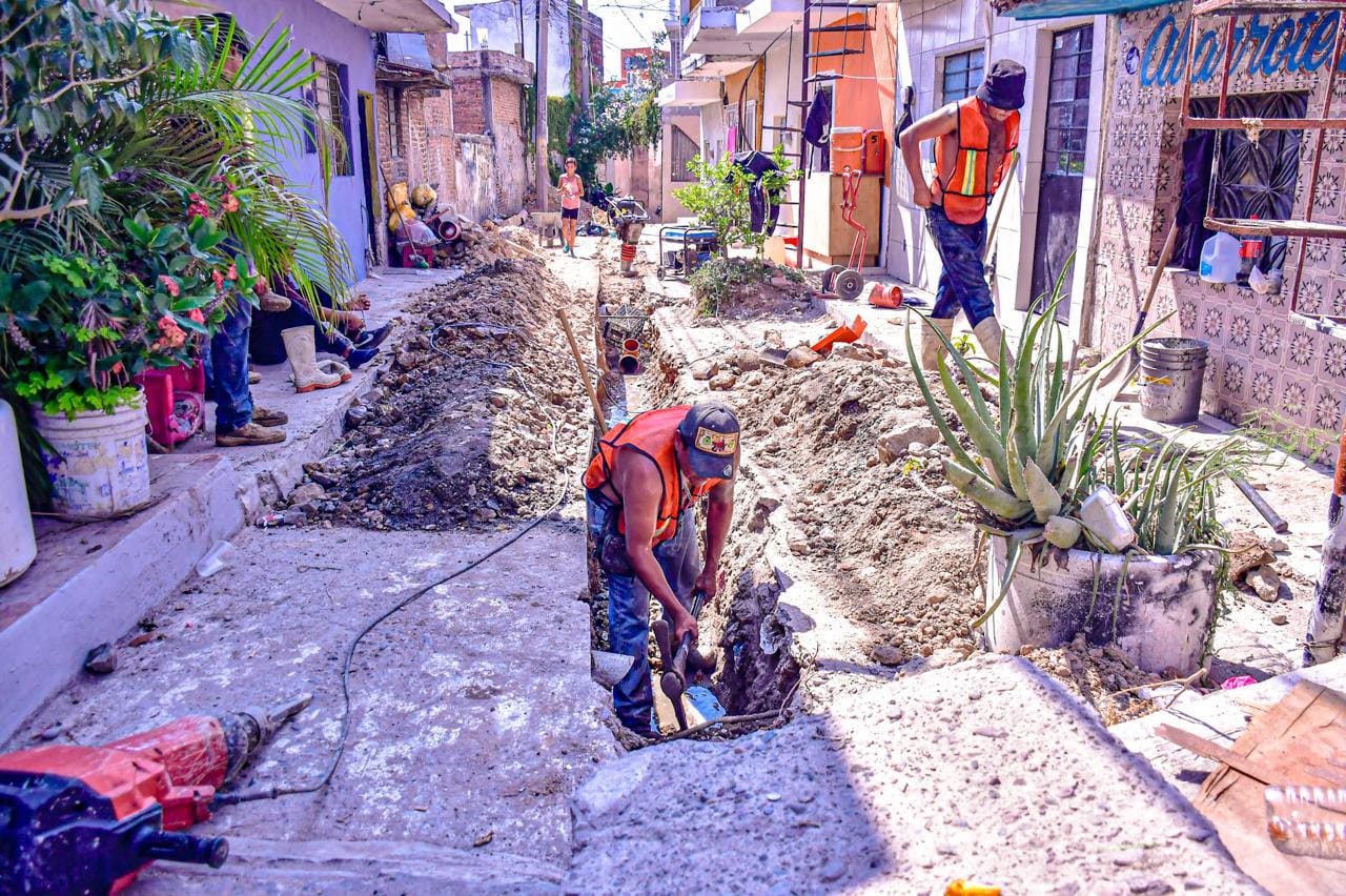 *Con trabajo artesanal se sustituyen redes hidrosanitarias en andadores y callej *Con trabajo artesanal se sustituyen redes hidrosanitarias en andadores y callej