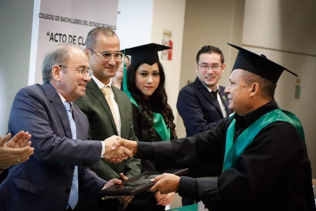 Culmina Julio Valenzuela su bachillerato en COBAES con el mejor promedio a sus Culmina Julio Valenzuela su bachillerato en COBAES con el mejor promedio a sus
