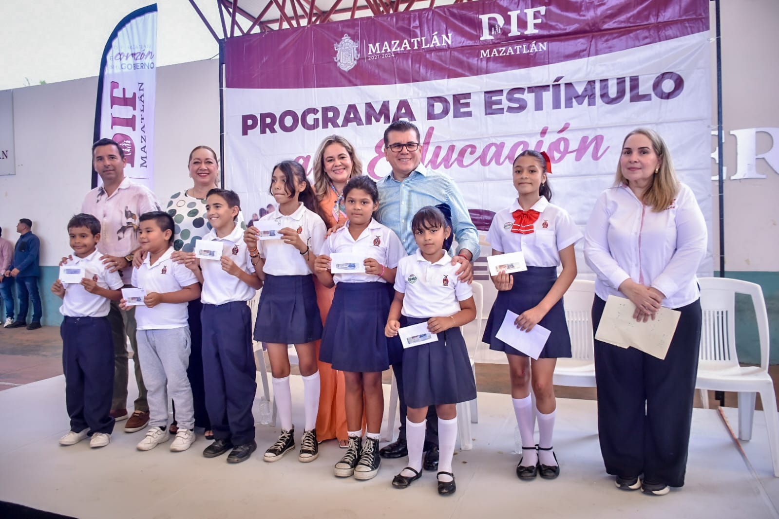 *Entregan Sistema DIF Mazatlán y Gobierno Municipal apoyos del Programa Estímulo *Entregan Sistema DIF Mazatlán y Gobierno Municipal apoyos del Programa Estímulo