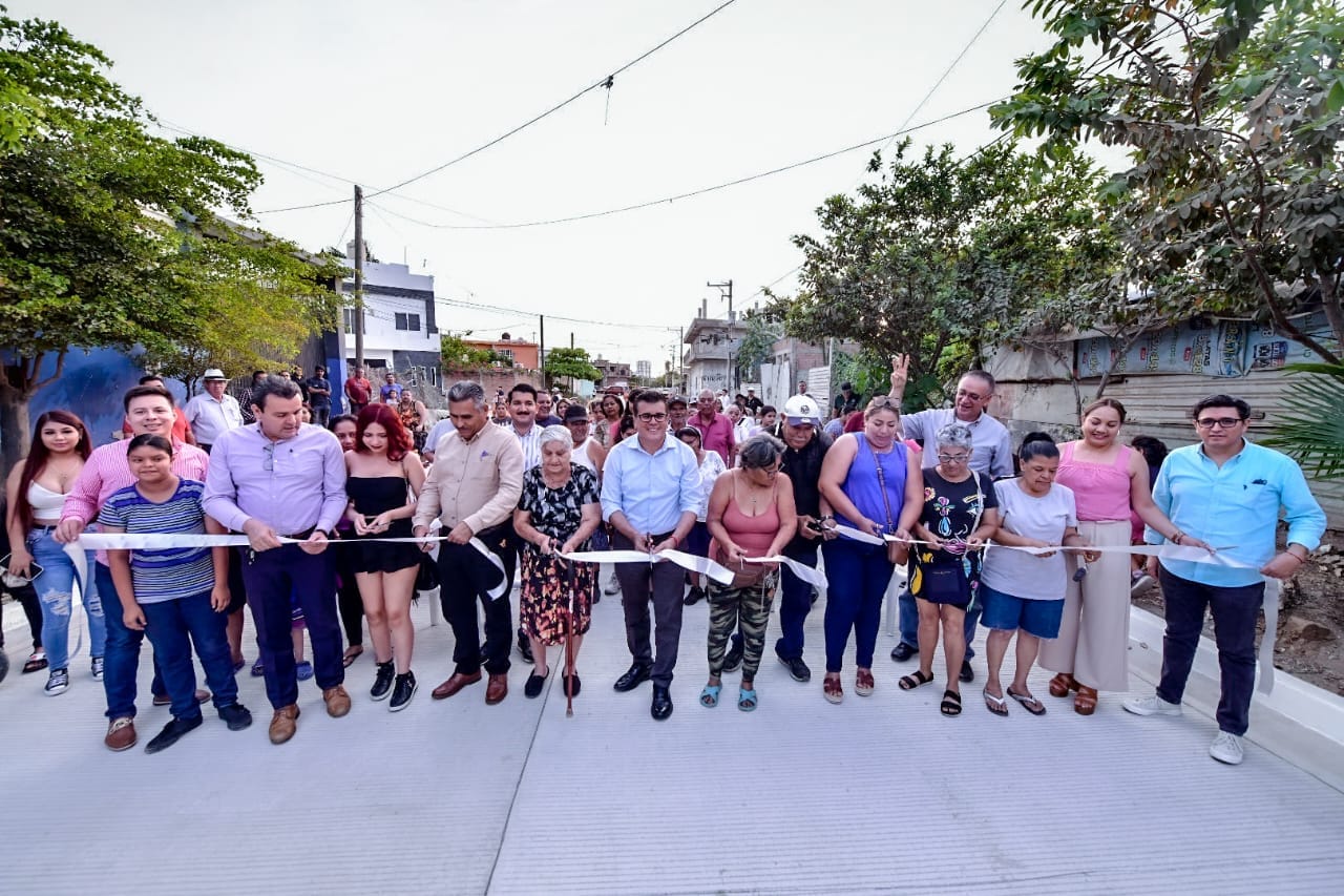 *Familias de la Estero disfrutan de la pavimentación de la Arroyo Chupaderos.*