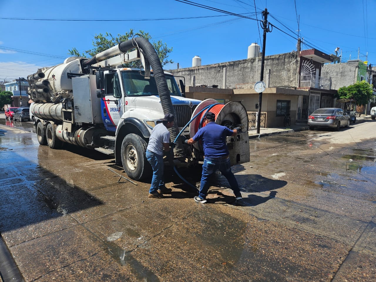 *JUMAPAM continúa desazolvando el alcantarillado*