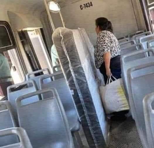 LA CRITICARON POR LLEVAR UN COLCHON EN EL COLECTIVO, SU RESPUESTA FUE BRILLANTE LA CRITICARON POR LLEVAR UN COLCHON EN EL COLECTIVO, SU RESPUESTA FUE BRILLANTE