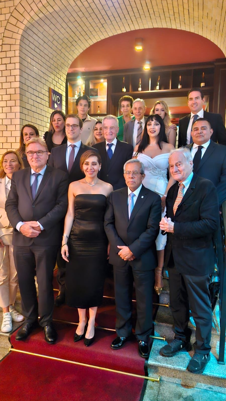 La Notaria Pública mazatleca, Rosa Alicia León, (vestido blanco) asiste a una re La Notaria Pública mazatleca, Rosa Alicia León, (vestido blanco) asiste a una re