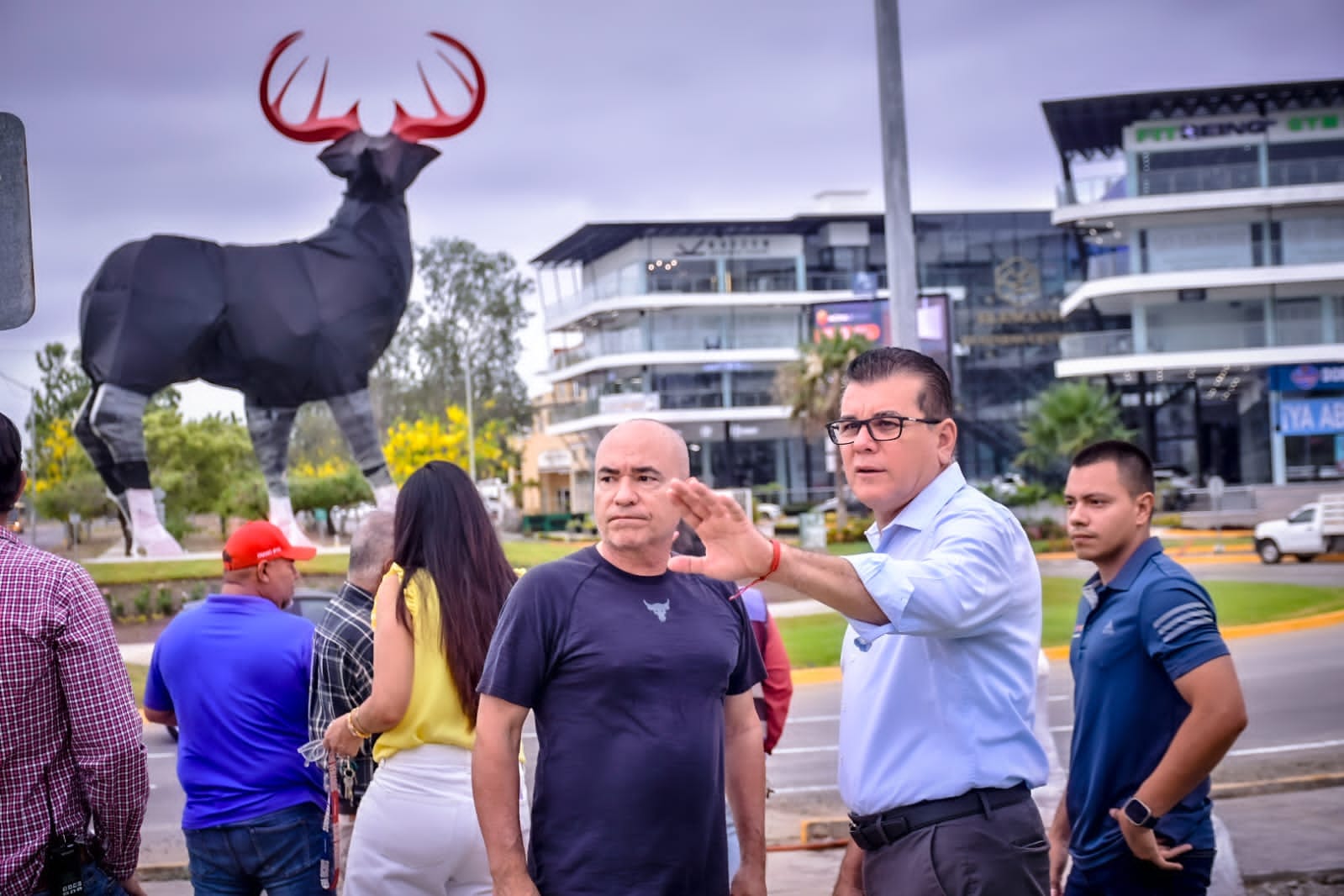 *Supervisa Edgar González los últimos detalles de la escultura del Venado.* *Supervisa Edgar González los últimos detalles de la escultura del Venado.*