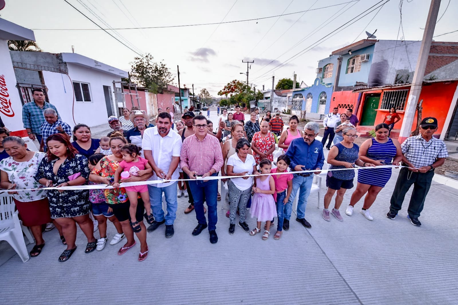 *Vecinos de la colonia Genaro Estrada celebran la pavimentación de la calle Loma