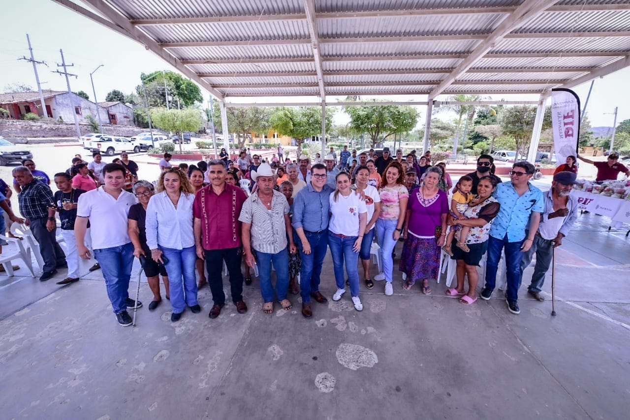 *Visita Alcalde Edgar González a habitantes de Los Zapotes.*