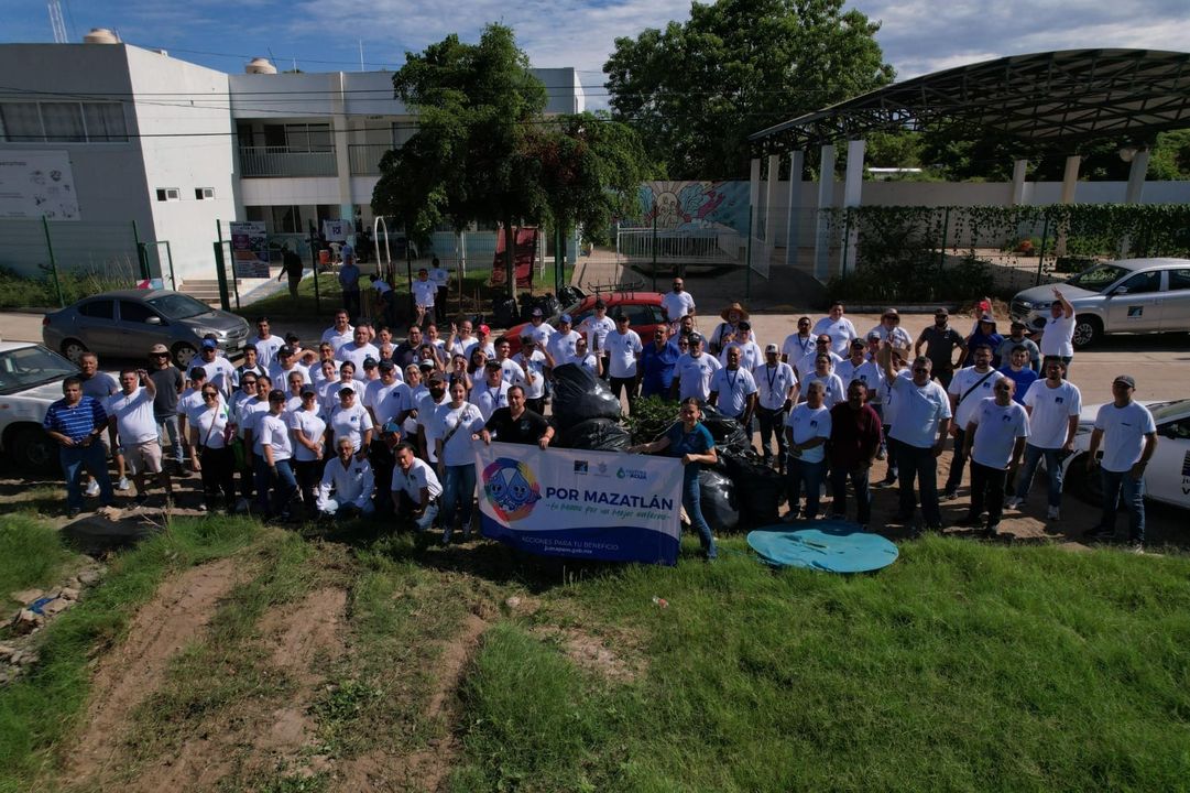 *JUMAPAM recolecta 18 metros cúbicos de basura en la Genaro Estrada* _Decenas de trabajadores del organismo operador par… *JUMAPAM recolecta 18 metros cúbicos de basura en la Genaro Estrada* _Decenas de trabajadores del organismo operador par…