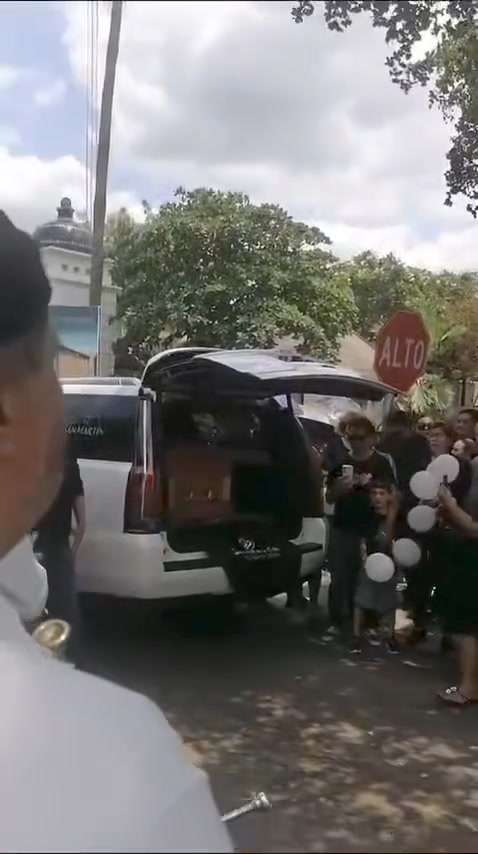 Con la canción de El Rey despiden al maestro Héctor Melesio Cuen Ojeda en el Parque funerario San Martín donde descansarán sus r…