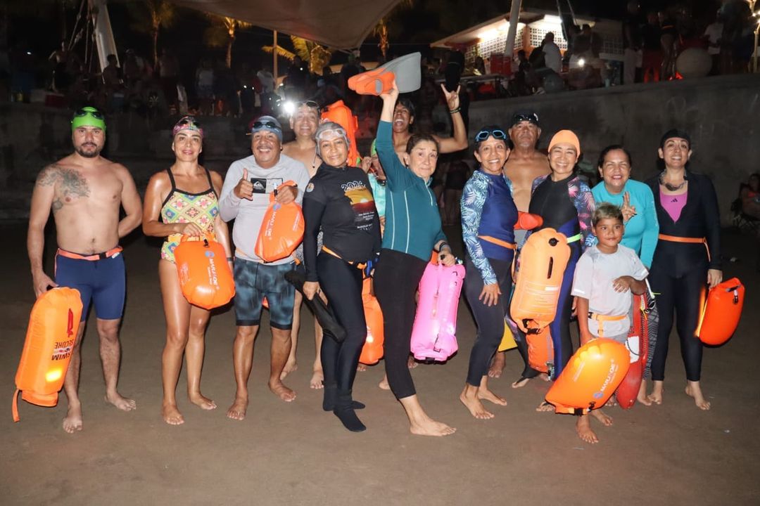 Disfrutan nadadores aventura nocturna en Playa Norte Disfrutan nadadores aventura nocturna en Playa Norte