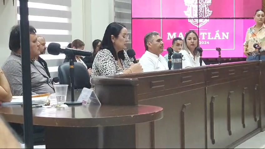 La regidora Francisca Osuna Velarde, del Partido Sinaloense, habla en el cabildo de Mazatlán de la trayectoria del Maestro Hécto… La regidora Francisca Osuna Velarde, del Partido Sinaloense, habla en el cabildo de Mazatlán de la trayectoria del Maestro Hécto…