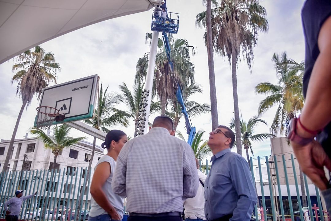 *Supervisa Alcalde los trabajos de instalación de nueva velaria en el parque Martiniano Carvajal.*