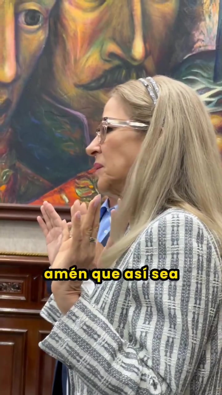 EN EL MARCO DEL PROCESO ELECTORAL, EL "LOCO" NICOLÁS MADURO ENTREGÓ VENEZUELA A CRISTO, DURANTE UNA CEREMONIA EN EL PALACIO DE … EN EL MARCO DEL PROCESO ELECTORAL, EL "LOCO" NICOLÁS MADURO ENTREGÓ VENEZUELA A CRISTO, DURANTE UNA CEREMONIA EN EL PALACIO DE …