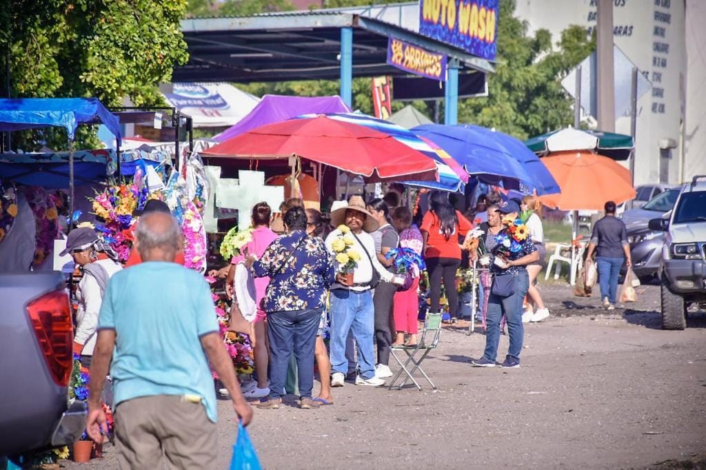 *Oficialía Mayor exhorta a vendedores a tramitar con tiempo sus permisos para este día de muertos.*