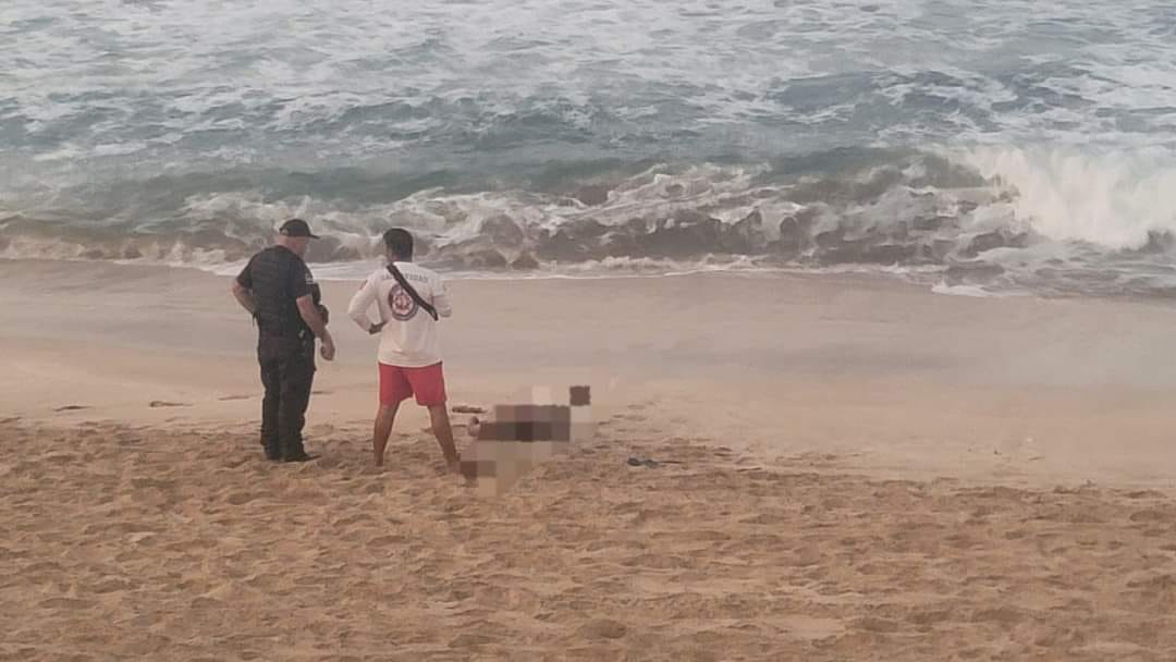 SALE A FLOTE EN LA PLAYA, PERSONA SIN VIDA