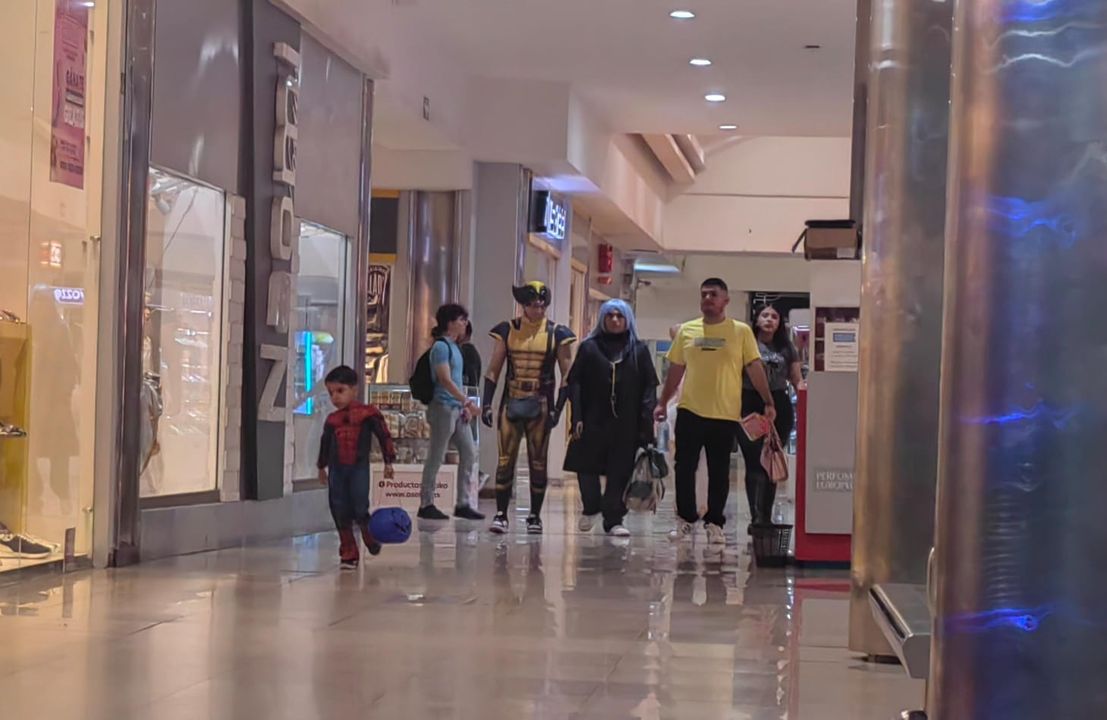 Madrugan jóvenes y niños a las plazas comerciales  de Mazatlán