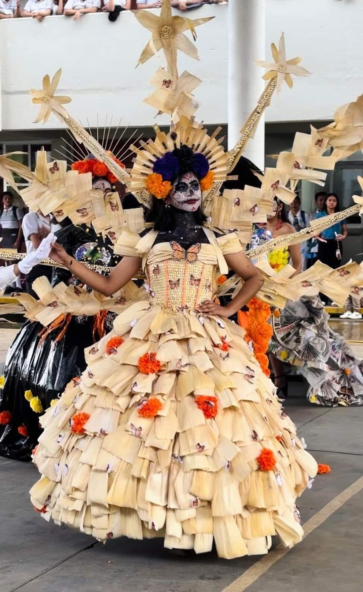 🔴📰#Noticias #DiaDeMuertos Alumna del Conalep elaboró vestido de catrina con hojas de maíz y productos reciclados 👏