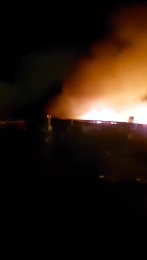 Sujetos d1sp4r4n y prenden fuego a instalaciones del Motel Emperador, al sur de #Culiacán