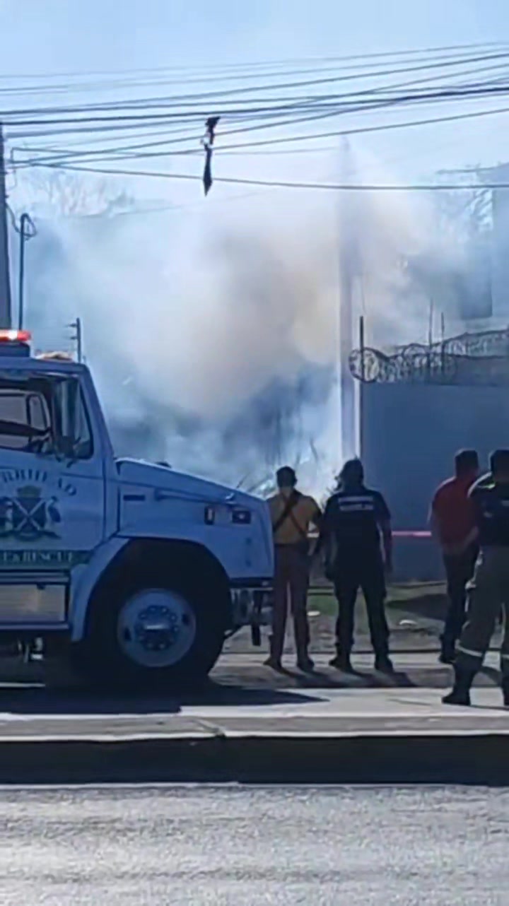 PERSONAL DE LA FISCALÍA DE MAZATLÁN, QUEMA BASURA Y SE LES SALE DE CONTROL