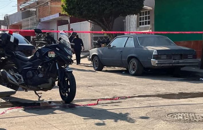 En #Mazatlán, dos hombres que se encontraban platicando sobre la banqueta, fueron atacados a balazos por dos hombres en motocicl…