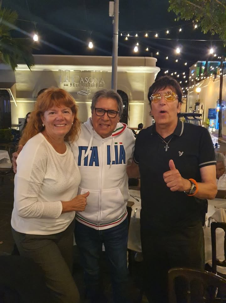 NUESTRO DIRECTOR FELIPE GUERRERO Y SUS AMIGOS SUSANA THOMPSON Y MEMO RÍOS (APLAUSOS),  EN LA PLAZUELA MACHADO DE MAZATLÁN