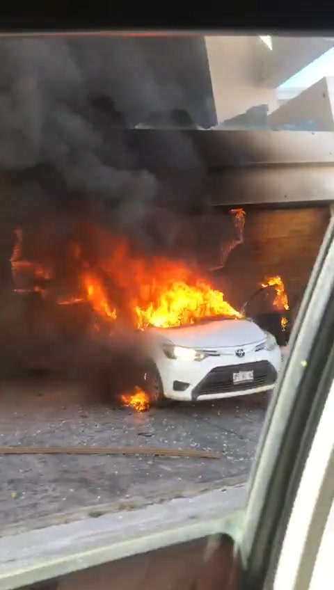 🚨Envuelto en llamas quedó￼ un domicilio tras at4qu3 en Colinas de San Miguel #Culiacán