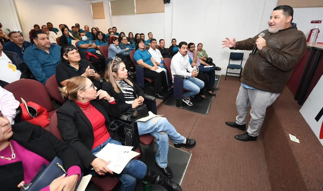 Reunión de docentes y administrativos en Prepa Mazatlán