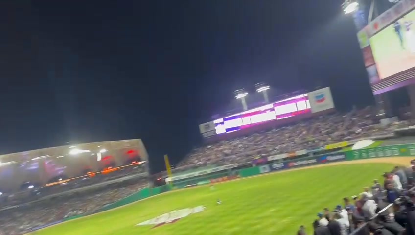 TAMBIÉN EN EL ESTADIO DE BEISBOL DE LOS TOMATEROS, DURANTE EL ENCUENTRO CONTRA LOS CHARROS DE JALISCO, SE ESCUCHÓ EL ¡FUERA ROCH… TAMBIÉN EN EL ESTADIO DE BEISBOL DE LOS TOMATEROS, DURANTE EL ENCUENTRO CONTRA LOS CHARROS DE JALISCO, SE ESCUCHÓ EL ¡FUERA ROCH…