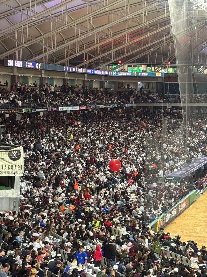 UNA BUENA PARTE DE LOS AFICIONADOS QUE ASISTIERON AL ESTADIO DE LOS TOMATEROS PARA PRESENCIAR LA FINAL CONTRA CHARROS, VISTIERON…