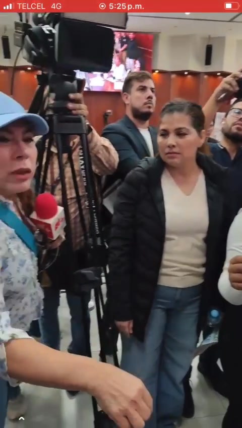 "DÍGANOS CUÁNTAS FIRMAS OCUPAMOS Y JUNTARLAS PARA QUE SE VAYA ROCHA..": CIUDADANA LE DICE EN SU CARA A LA LÍDER DEL CONGRESO, DI…