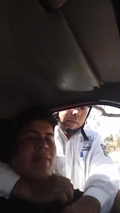 INDEPENDIENTEMENTE DE LA INFRACCIÓN QUE ESTE CIUDADANO HAYA COMETIDO, EL TRATO DEL AGENTE DE TRÁNSITO ESTÁ FUERA DE TODO PROTOCO…