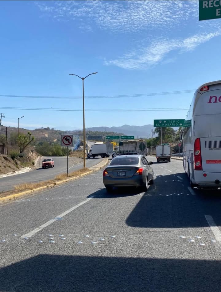Nos reportan que están bloqueadas todas las entradas a rosario🚨 tomen precauciones en la Maxipista ya que se encuentra también b…