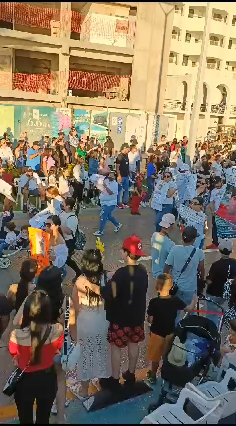 Familiares de desaparecidos se suman al desfile de carros alegóricos, este domingo por el malecón en Mazatlán Familiares de desaparecidos se suman al desfile de carros alegóricos, este domingo por el malecón en Mazatlán