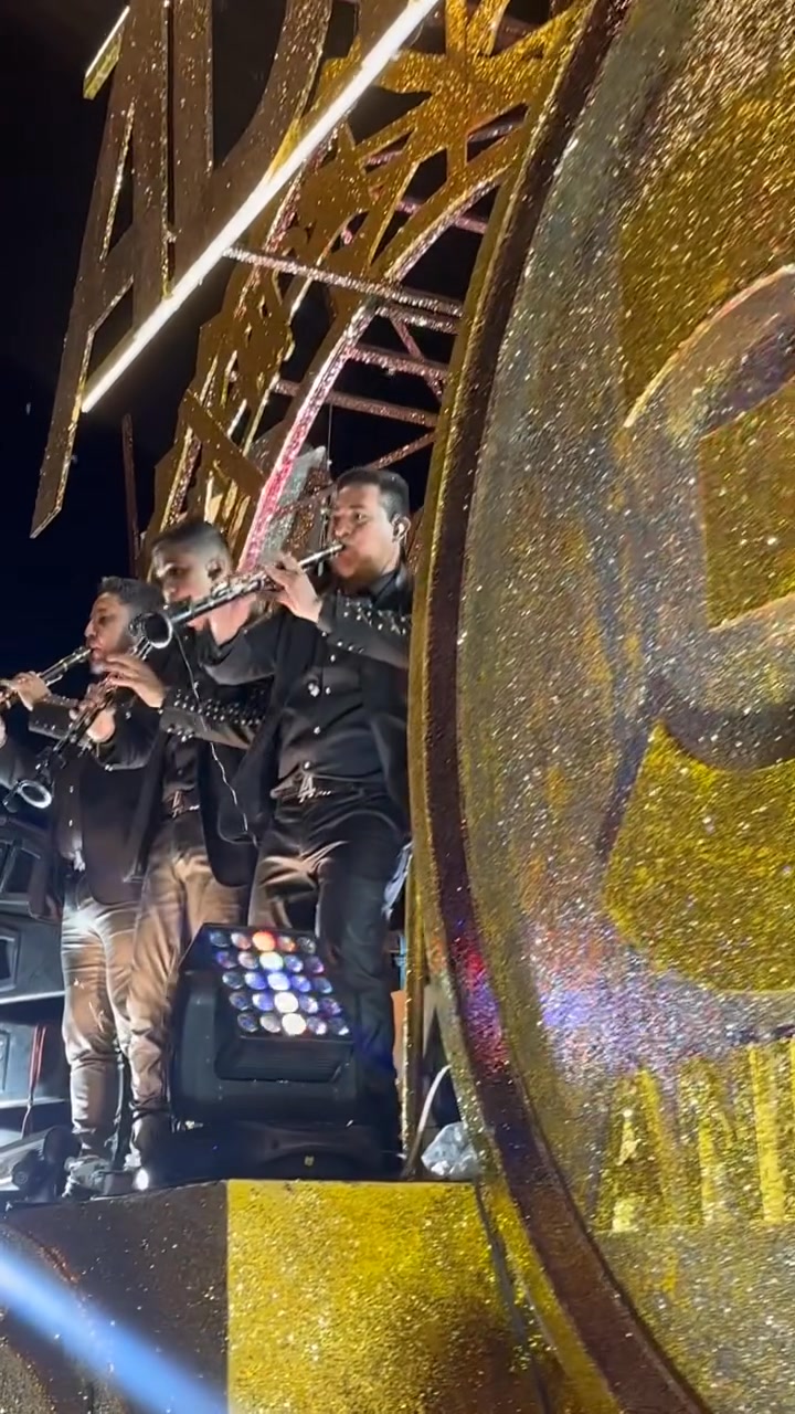 La Adictiva celebra su 35 aniversario con este carro alegórico y poniendo el ambiente en este primer desfile de carnaval de Maza…