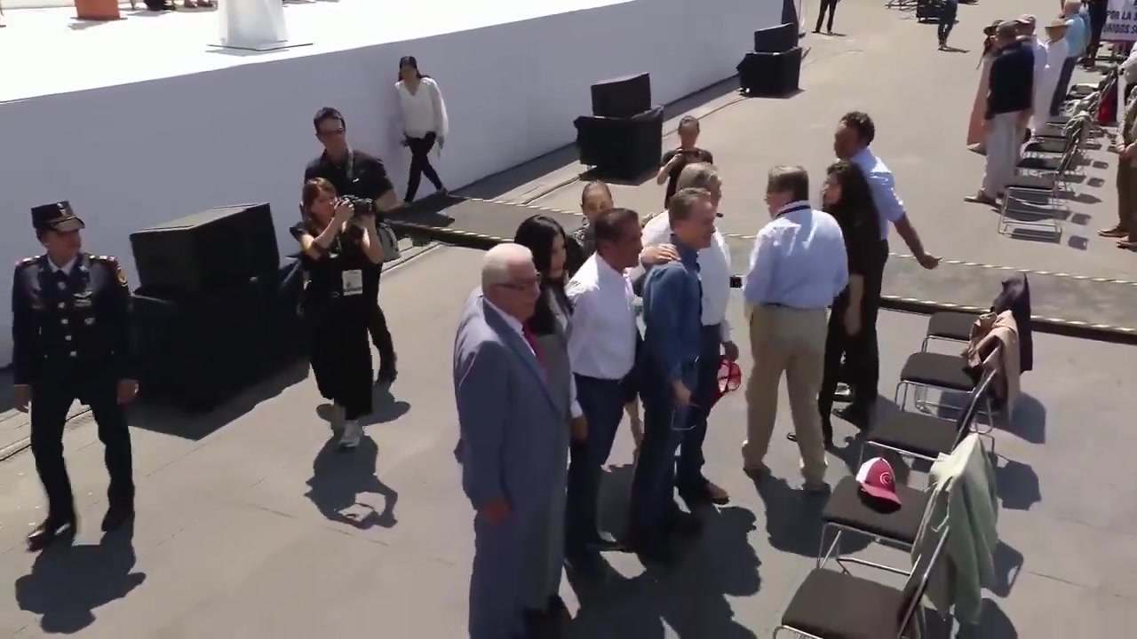 "LE DAN LA ESPALDA" A CLAUDIA, MIENTRAS SE TOMABAN LA FOTO